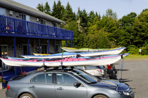 motel and cars with kayaks 